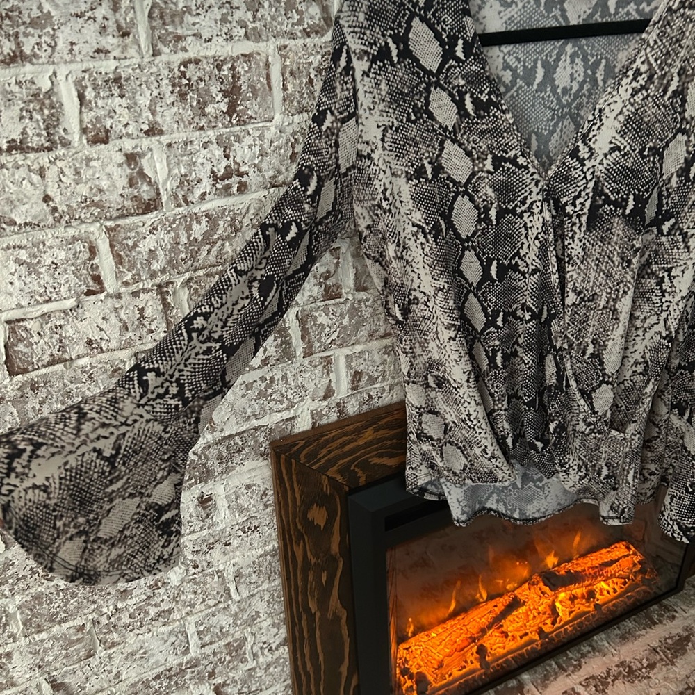 Bell sleeve snake print shirt